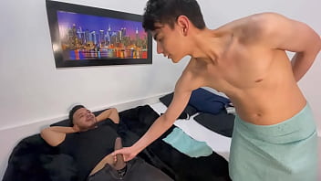 VENEZOLANO SE COME COLOMBIANO CON SU GRAN VERGA