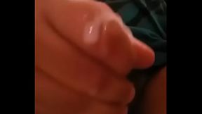 Macho activo sacandose la leche