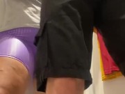 AJUDANDO O CLIENTE A PROVAR ROUPAS NO PROVADOR DA LOJA DA LOJA
