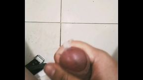 Sac&aacute_ndome la leche en el ba&ntilde_o del trabajo