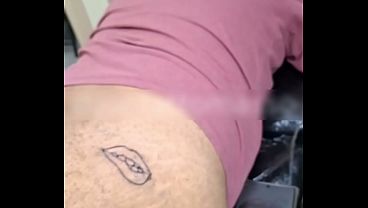 Taxista chegou t&iacute_mido e ficou &agrave_ vontade assim que testei o desenho na bunda