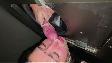 A safada queria rola no Gloryhole e ganhou duas rolas e uma gozada na cara - Nicky Valente