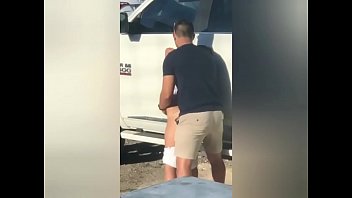 Caiu na Net. Gostosa Sendo Flagrada dando pro Namorado Atr&aacute_s do Carro