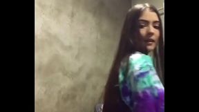 Novinha gostosa rebolando