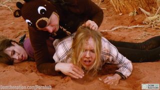 Rebel en Brooke&#39;s bondage ruige seks: extreme anale seks voor een blondine met een grote kont