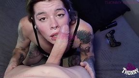 loira tatuada acordou indo leite na boca