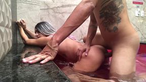 namorado fudendo o cuzinho da safada na piscina