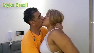 No quarto no motel com a Marcella Schultz ela senta muito gostoso não aguentei e gozei na boca dela
