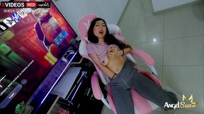 sexy and horny gamer of youtube gets an amazing squirting orgasm - pissing leggins
