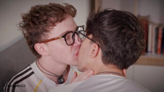 Unge hvite europeiske tenåringshomofile får rumpa si knullet av store pikker doggy style