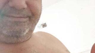 Selbstgedrehtes Video von einem schwulen Kerl beim Masturbieren