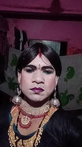 Madhuri bhabhi crasdreshing boy