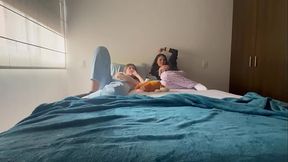 Mi mejor amiga me invita a un pijamada caliente