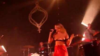 Tove Lu - concert titties