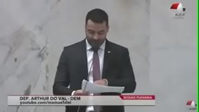 Mam&atilde_e falei fudendo pol&iacute_ticos corruptos. (Deputado Arthur do Val-SP expondo corruptos)