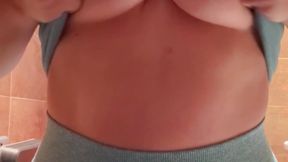 Teasing caresse à la salle de sport