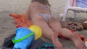 I make the cocks very hard while I show myself on the beach and I end up fucking