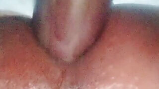 Tek başına amatör olgun Hintli MILF kendi sıkı kalçasını sertçe beceriyor.