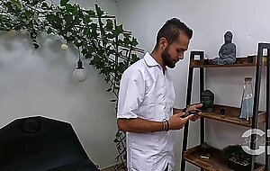 Hombre de enorme polla me da un masaje con final feliz in hd