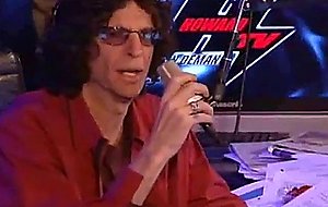 carmen electra decouvre un sex toys surpuissant