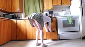 Stepdaughter gets STUCK, Stepdad helps (WARNING - Massive SQUIRTS)