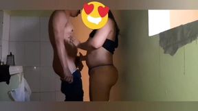 vecina caliente se mete en mi casa