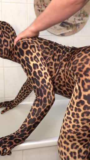 Leo Zentai Catsuit Wet Bathtub Experience Ends with Facial Mask Cum Play - Projectfundiary