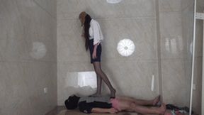 Xue'er Goddess mercilessly stomps, her beautiful feet stomp on the cock!