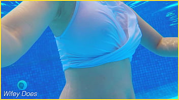 Wifey goes braless in the hotel pool