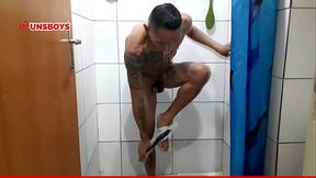 Smith gozando depois de um banho na casa do amigo