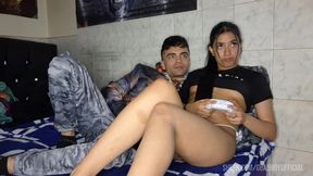 me folle a mi hermanastra mientras nuestros padres nos dejan solos en casa, estan convencidos que solo nos quedamos jugamos videojuegos