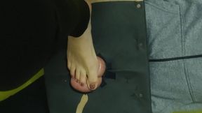 616 Sylvanas places the slade balls on a board and crushes them with her bare feet (CAM 02)
