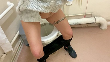 Classy's wet pussy pissing up close