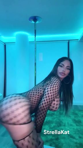 Blonde Strella Kat showcases her curvy figure in a solo cam performance at CamSo