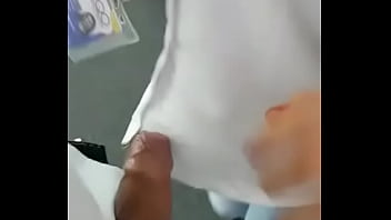 Amiga pagando aposta