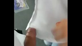 Amiga pagando aposta