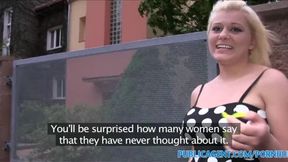 PublicSex - Enge Muschi einer Blondine mit großen Titten wird besamt