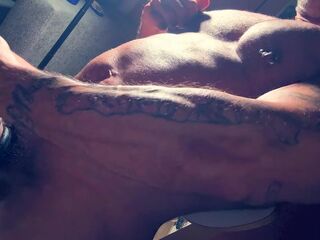 MASSIVE MUSCLE BRUTE WANKS HIS HUNG SHLONG