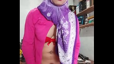 Hijab Shemale Cumming Hard On Webcam