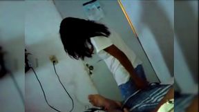 Esto es lo que pasa cuando el marido se va al trabajo pero regresa porque es festivo. Nena infiel: LE GUSTA POR EL CULO y se mete al cuarto de su amigo para darle sentones.