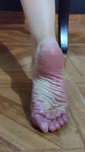 Big ass, rich clitoris and wrinkled soles   Clip 1