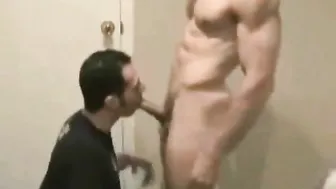 Amateur muscle bodybuilder gets worshipped and sucked off