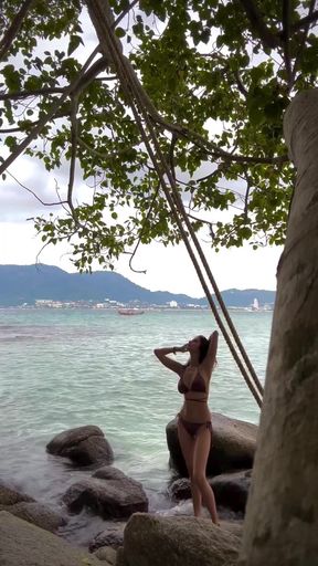 Athletic blonde Bollywood celebrity strikes a pose in her solo photo