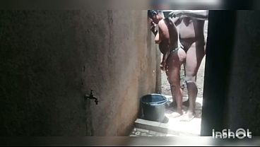 Quand ta belle m&egrave_re d'_invite dans la douche pour baiser en secret