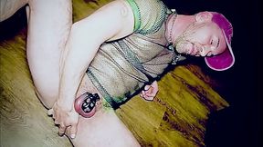 Marica sumiso con jaula de castidad en su peque&ntilde_o pene