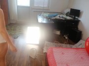 Une femme amateur s'amuse à essayer des vêtements et à les couper. Une femme amateur danse nue dans