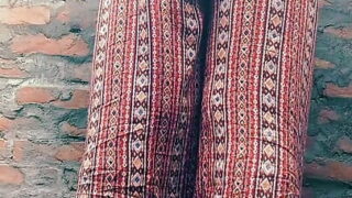 Cô gái lẳng lơ liếm hậu môn anh ta trước khi bị anh ta đâm mạnh vào hậu môn