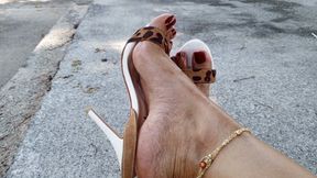 High bows, high heels and well-painted nails (3)