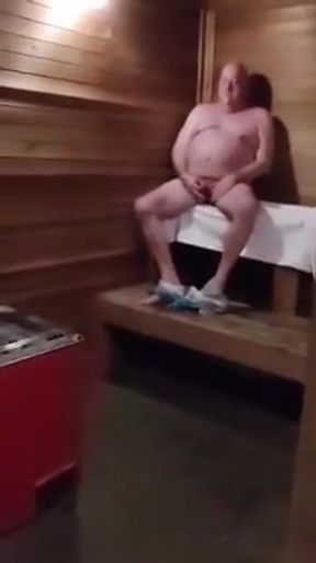 Beardaddychub Takes a Sauna