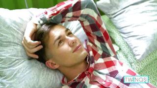 Masturbation, Fingern, Gaping – Solo-Mädchenfilm mit brünetten, dünnen Teenagern und großem Schwanz, der anal gefickt wird